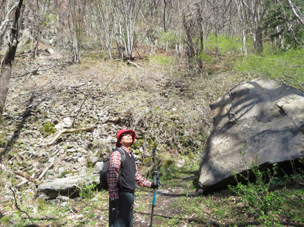 photo 岩がゴロゴロする斜面・奇妙山