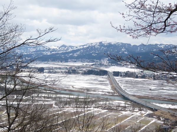 photo 魚野川と関越自動車道・六万騎山