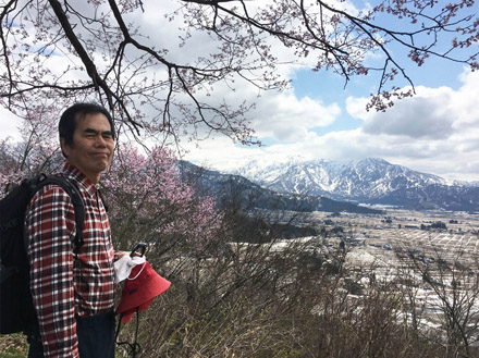 photo 桜咲く山頂で・六万騎山