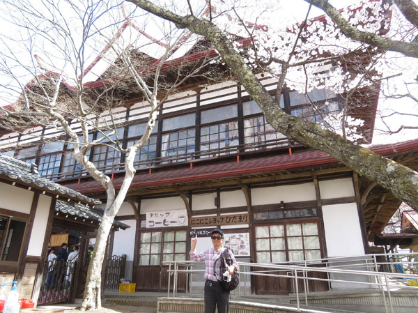 photo 高遠閣の前で・高遠城址公園