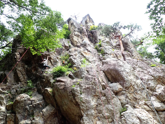 photo15物見岩を登る人