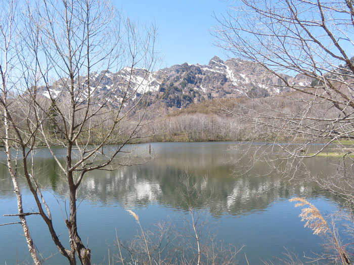 photo 鏡池に映る西岳・戸隠高原