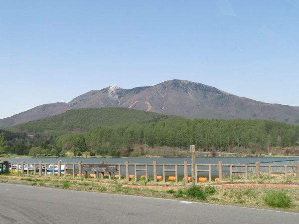 photo・霊仙寺湖から霊仙寺山を見る