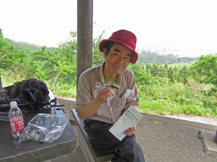 photo・山頂で食べるおにぎりは格別・鮫ヶ尾城山