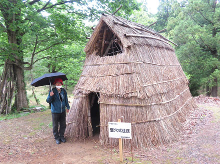 photo・ぽつりぽつりと雨・鮫ヶ尾城跡竪穴式住居跡