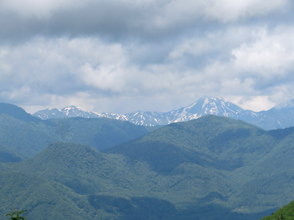 photo・雲の中から焼山が姿を見せた　瑪瑙山山頂付近から