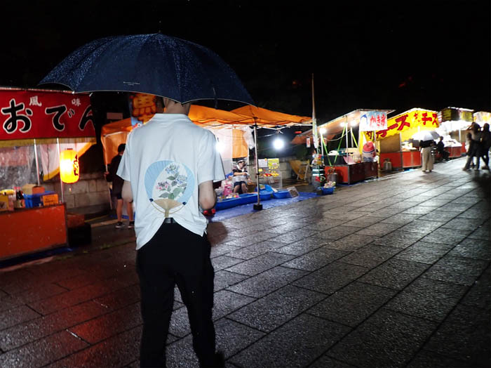 photo雨で寂しい夜店