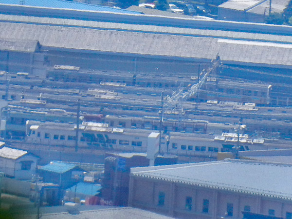 photo・JR長野車両センター　手前に185系が・地附山