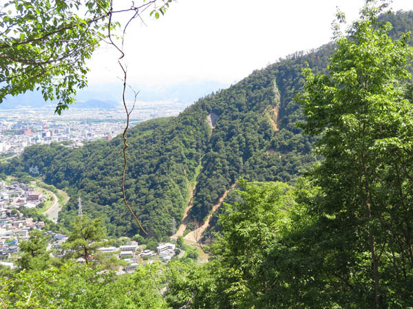 photo・旭山の崩壊部、頼朝山より
