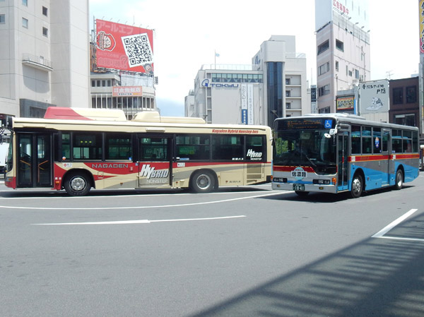 photo：左は長電バスオリジナル