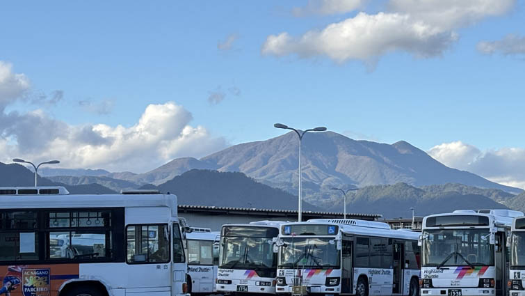 バス車庫から飯縄山,戸隠山