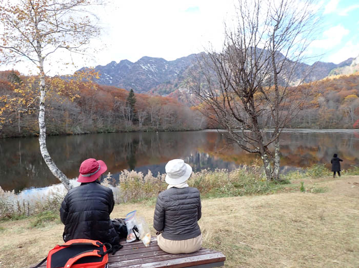 photo8鏡池のほとりでおやつタイム