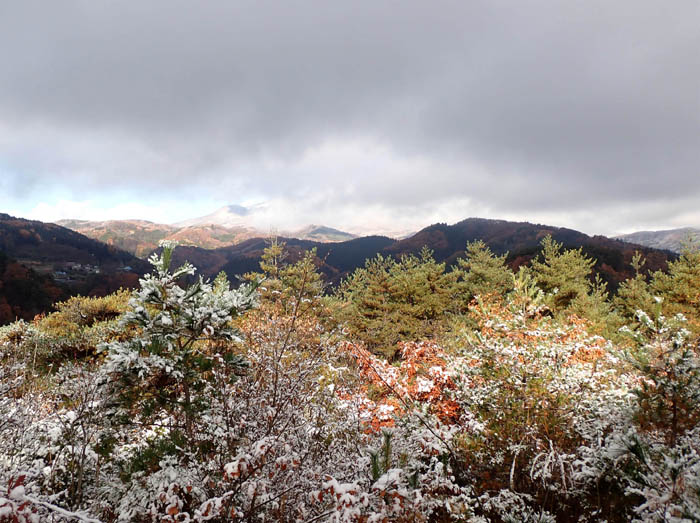 photo7地附山山頂から雲に隠れた飯縄山