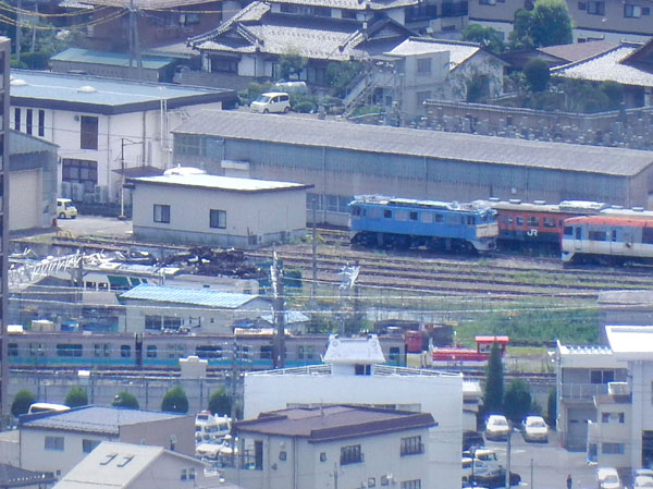 photo： 車両車輌センターを見下ろす・地附山旗立の岩付近から