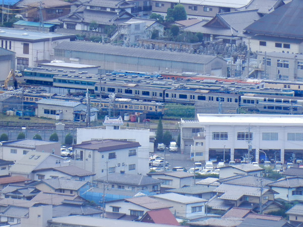 photo：JR長野車両C・廃車置き場にはスカ色115系・地附山から