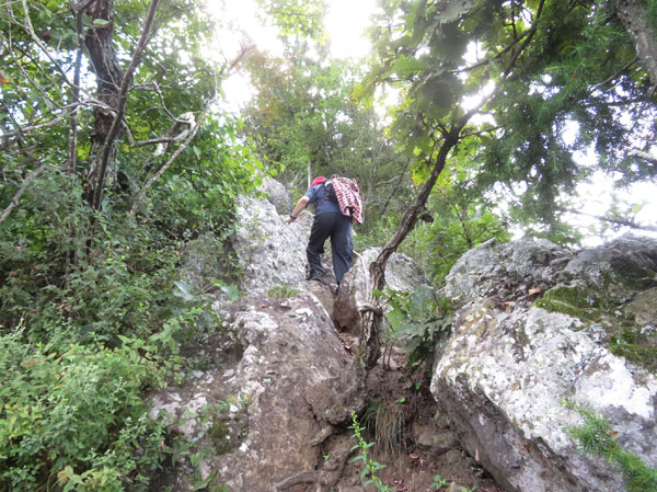 photo：岩場が連続する若穂太郎山