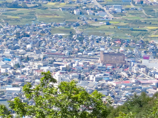 photo：須坂駅の電車が見えます・坂田山