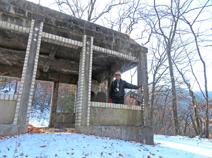 photo6立派だけど廃墟のような四阿