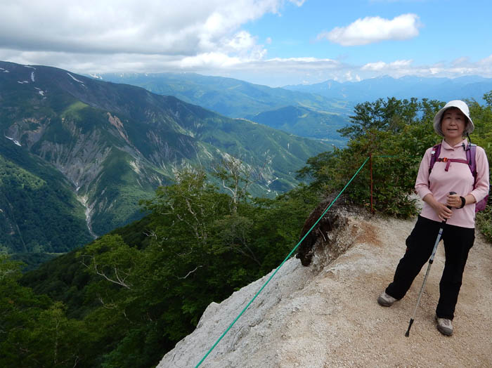 切れ落ちている山頂への道：五竜小遠見山