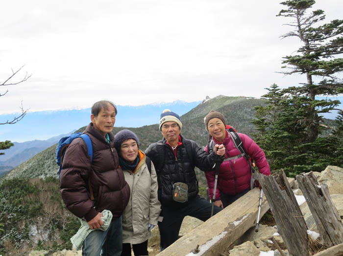 写真・金峰山をバックに朝日岳山頂