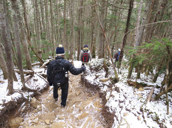 写真・気をつけて降る：朝日岳