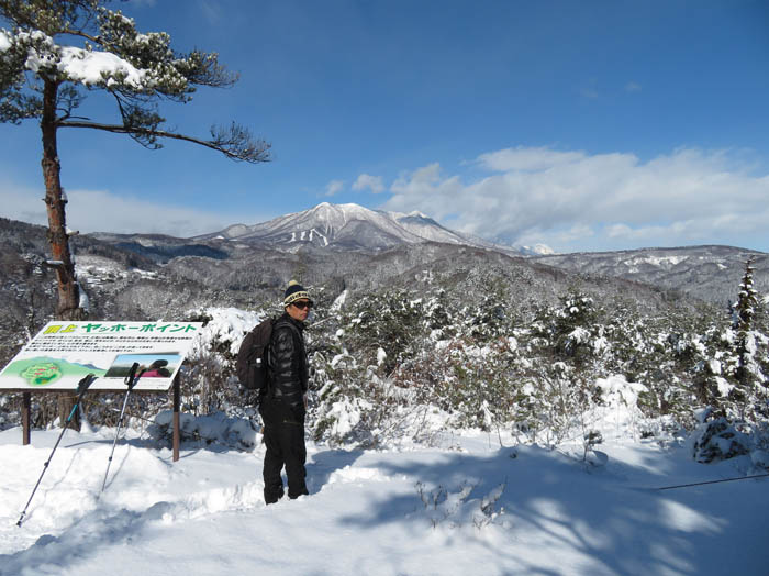photo：飯縄山と黒姫山の間に黒い雲：地附山から