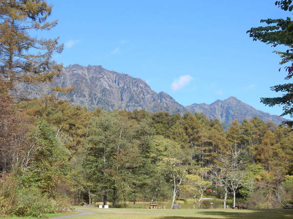 photo：色づいてきたみどりが池周辺と戸隠山