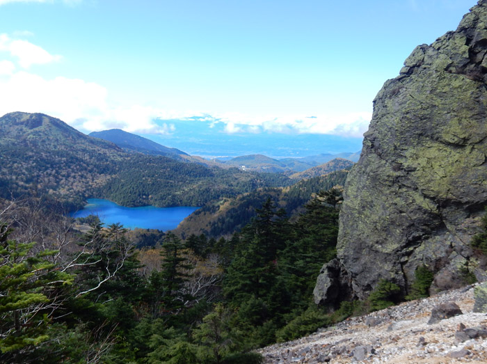 photo：赤石山山頂付近からコバルトに輝く大沼池を見降ろす