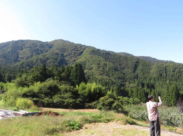 photo：山新田の果樹園で（後方若穂太郎山）