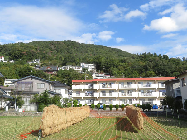 photo：稲刈りが終わった田んぼと地附山