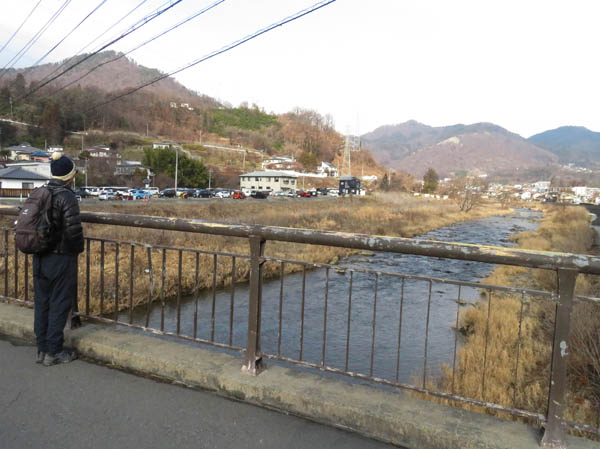 photo1裾花川を渡る（左に旭山）