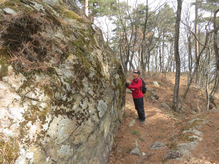 photo10山頂稜線の巨大な岩