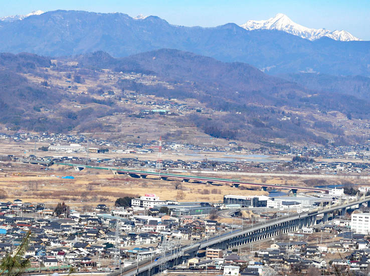 photo11戸隠をバックに走る北陸新幹線