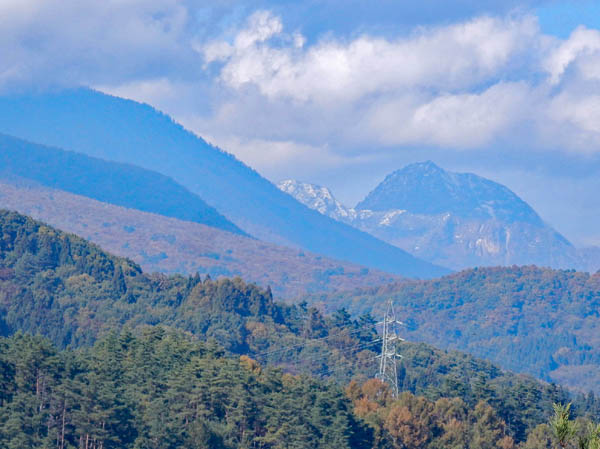 photo：雪で白くなった妙高山・地附山山頂から