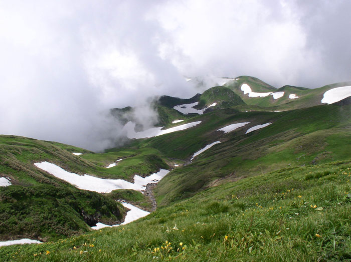 photo：残雪をまとった山肌・鳥海山