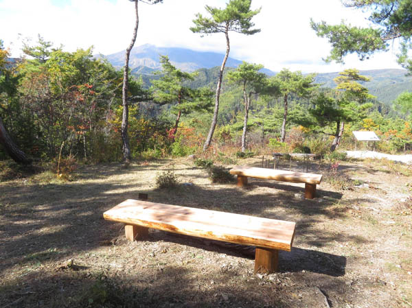 photo：ベンチが置かれた地附山山頂　2021.10.29