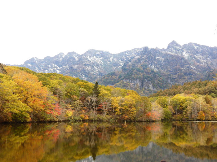 photo：雪を乗せた西岳と鏡池・戸隠高原