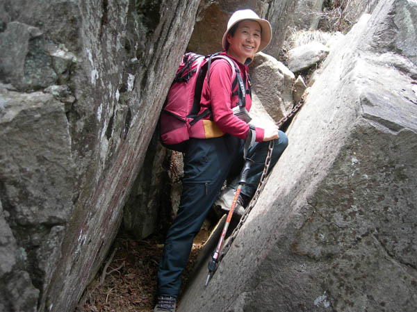 photo：狭い岩の間の鎖場・乾徳山