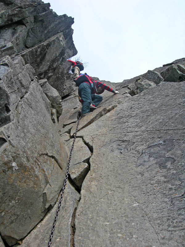 photo：垂直20mの岩・乾徳山