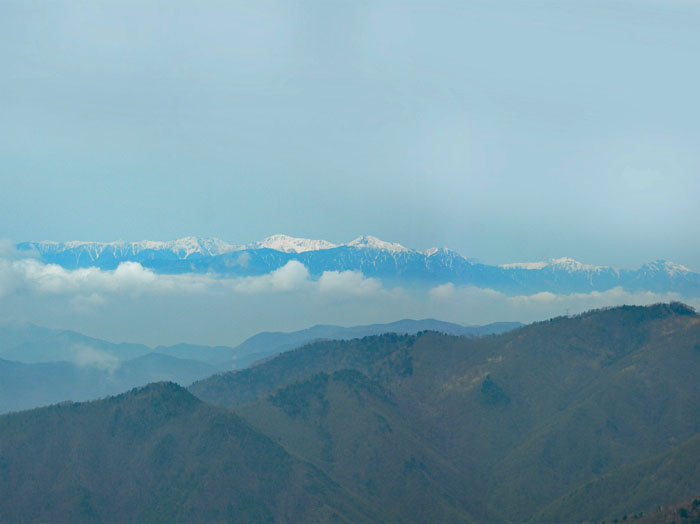 photo：雪を被った南アルプス・乾徳山山頂から