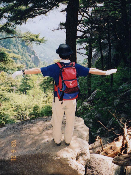 photo：岩の上で両手を広げる・瑞牆山