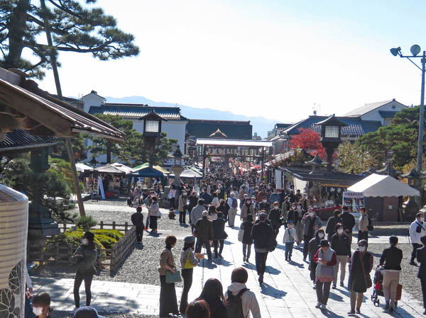 photo：善光寺さん境内の賑わい　2021.11.13