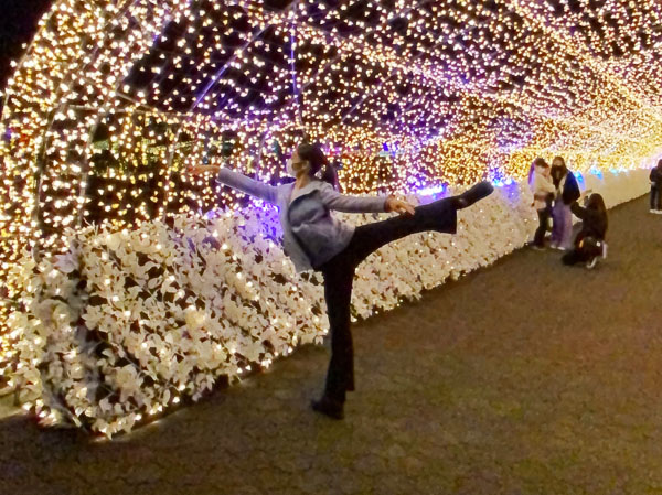 photo：ポーズ！　東京・大井競馬場で