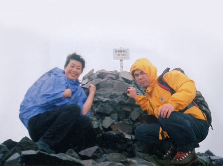 立つと吹き飛ばされる山頂、しゃがんで撮影・磐梯山