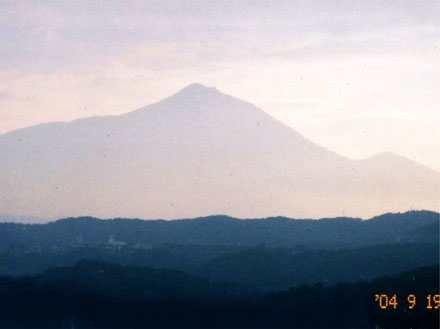 朝の磐梯山（ホテルの窓から）