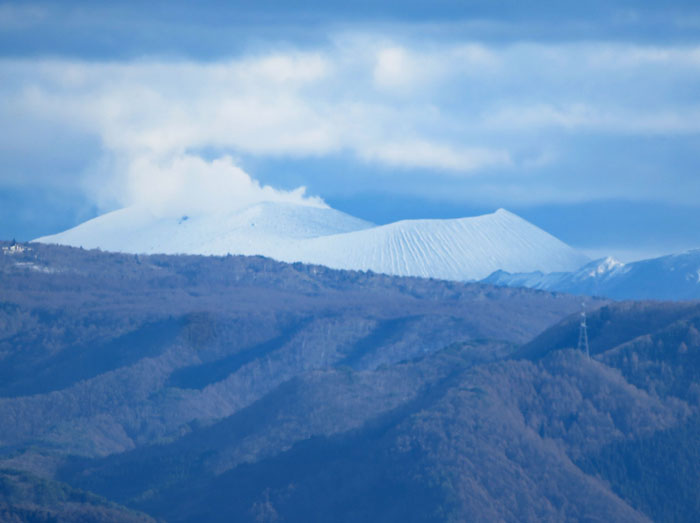 photo：雪に包まれた浅間山・地附山から