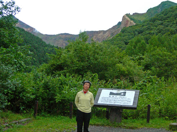 photo：大きくえぐれた磐梯山崩壊跡・五色沼