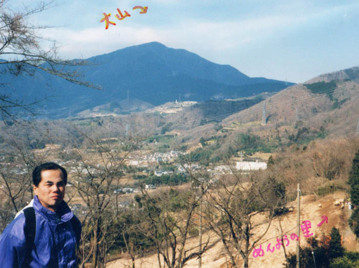 photo：弘法山への道から大山を見る、下にめんようの里