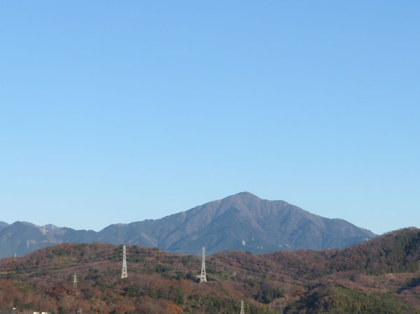 photo：大磯の海岸近くから大山を見る