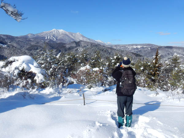 photo：飯縄山をスマホで撮影をしている・地附山